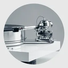 Pro-Ject Signature 10 Vinyl Player
