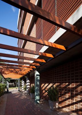 Rosas 121 Building