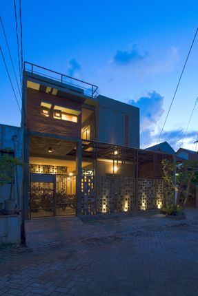 Bioclimatic and Biophilic Boarding House