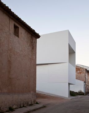 House On The Castle Mountainside