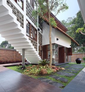 Distort House