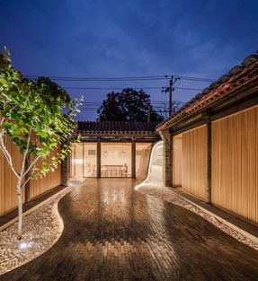 Twisting Courtyard