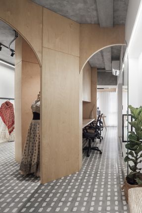 Curve And Dashes Store