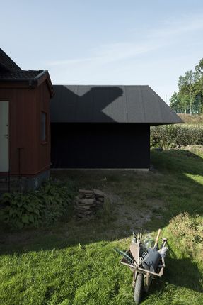 House for Two Artists in RÖSTÅNGA