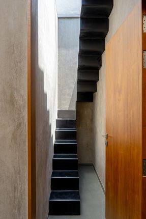 The Floating Courtyard House