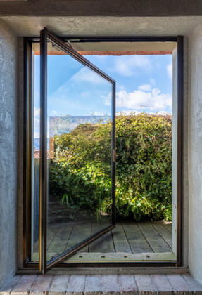 Aria29 Luxury Loft Horizontally Pivoted Window