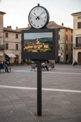 Eurocomitalia Urban Digital Signage Clock with 43'' display