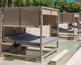 Gandia Blasco Elevated Daybed