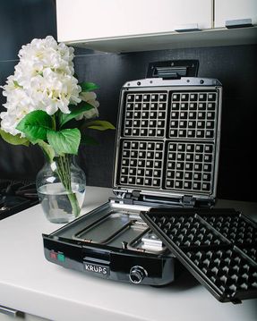 Krupsusa 4 Slice Belgian Waffle Maker GQ502D51r