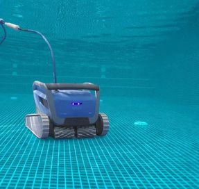Maytronics Dolphin M600 Pool Cleaning