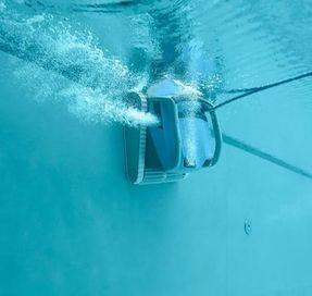 Maytronics Dolphin M600 Pool Cleaning