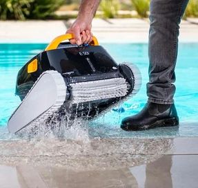 Maytronics Dolphin E50i Pool Cleaner