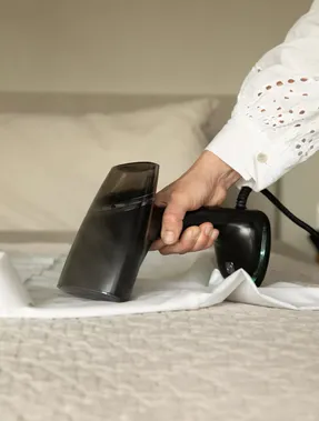 Bentley Brise Hand Steamer Black