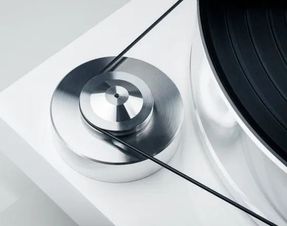 Pro-Ject Signature 10 Vinyl Player