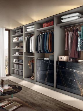 Lago Outfit Walk-In-Closet