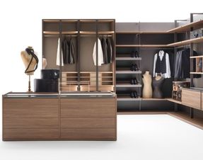caccaro Walk-in closet with island
