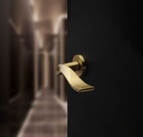 Groel Hélice Door Handle Set On Round Rose