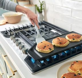 Whirlpool 30-inch Gas Cooktop with 2-in-1 Hinged Grate to Griddle