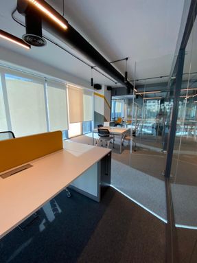 Apton Quartz Single Central Glazed Frameless Glass Partitioning