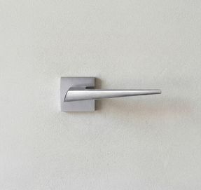 Groel Strip door handle set on squared rose