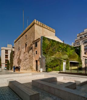 CAFETERIA WITHIN A GREEN WALL
