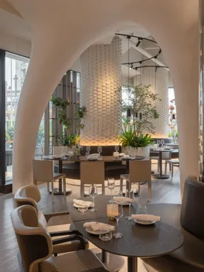 Le Coq Wine & Bistro, Taikooli