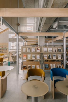 naïve bookstore