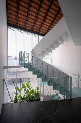 NHÀ QUANH SÂN House