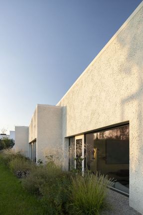 Rdom 2 House