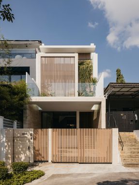 House of Dancing Light / Freight Architects