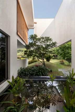 Cantilever Residence