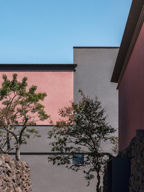 Stone Wall Stay House
