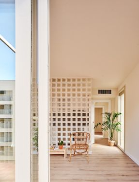 50 Social Housing Units – De Peus A Terra I El Cap Pels Núvols