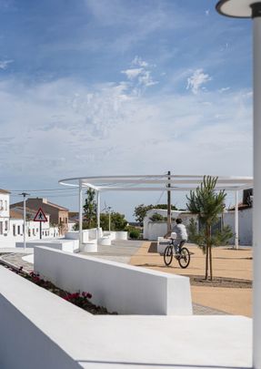 About The Fences - Clara Campoamor Square In San Silvestre De Guzmán