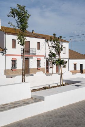 About The Fences - Clara Campoamor Square In San Silvestre De Guzmán