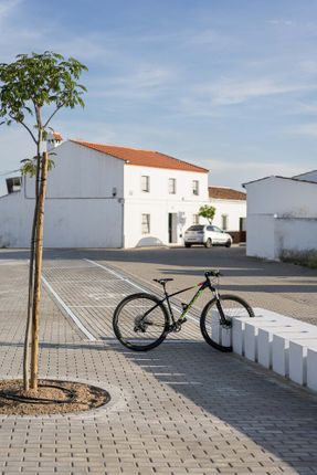 About The Fences - Clara Campoamor Square In San Silvestre De Guzmán