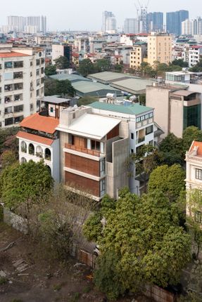 Vertical Tube House - Kam And Ly House