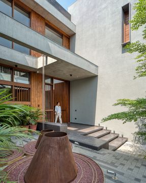 The House Of Parallel Walls