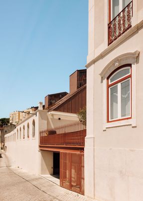 Montisnava Residential Building