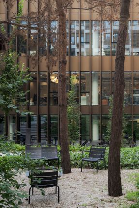 Grande Armée L1ve Office Building