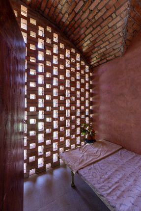 Koodu Weaving A Nest