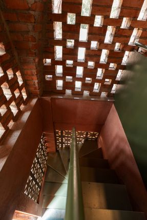 Koodu Weaving A Nest