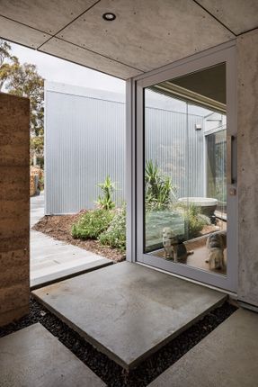 Rapid Close House