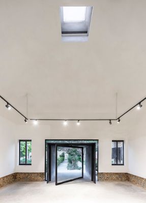 Wall-Less Gallery