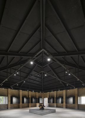 Wall-Less Gallery