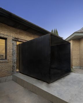 Wall-Less Gallery