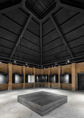 Wall-Less Gallery