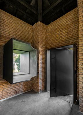 Wall-Less Gallery