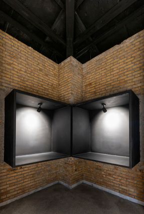 Wall-Less Gallery
