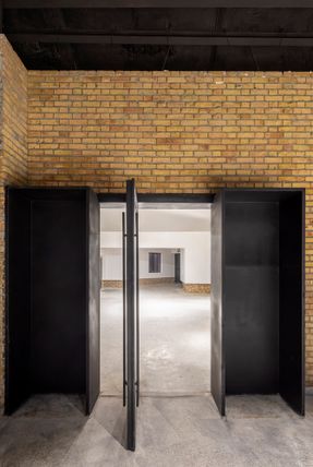 Wall-Less Gallery